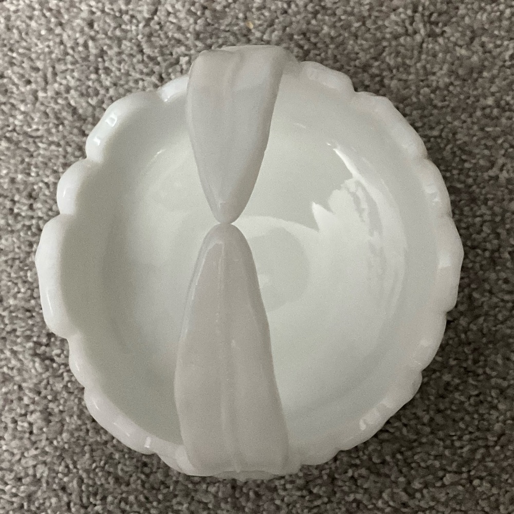 LAST CHANCE**Westmoreland Glass Dogwood Basket/Dish - Picture 3 of 8